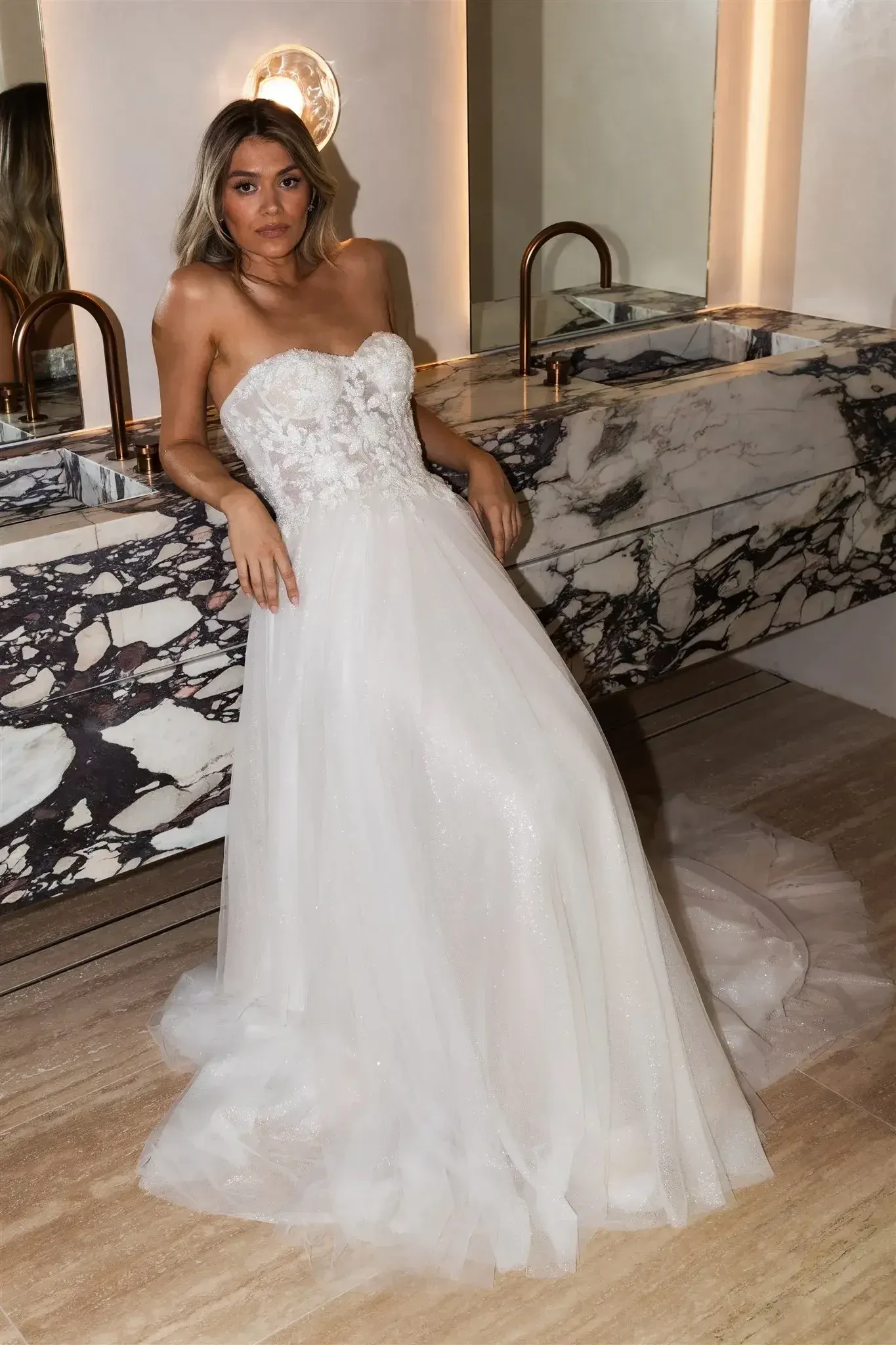Découvrez 7 astuces pratiques pour réussir votre essayage de robe de mariée à Montréal. Des conseils pour choisir la robe parfaite et profiter pleinement de ce moment unique.